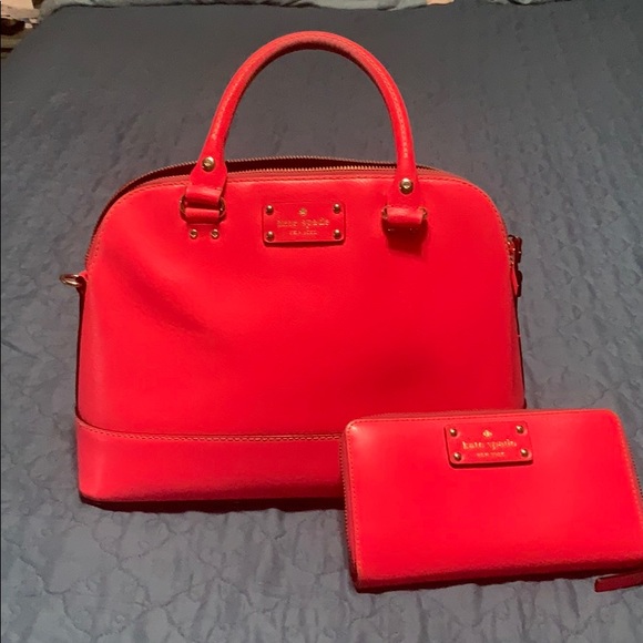 Purse with matching wallet a lil wear on handles - Picture 3 of 6